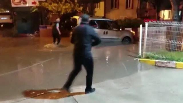 Bursa'da sağanak etkili oldu, bazı cadde ve sokakları su bastı Bursa'da sağanak etkili oldu, bazı cadde ve sokakları su bastı
