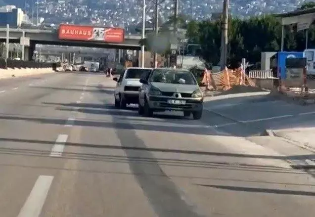 Bursa'da şaşkına çeviren görüntü...Arızalı otomobili kara yolunda ters çekti Bursa'da şaşkına çeviren görüntü...Arızalı otomobili kara yolunda ters çekti