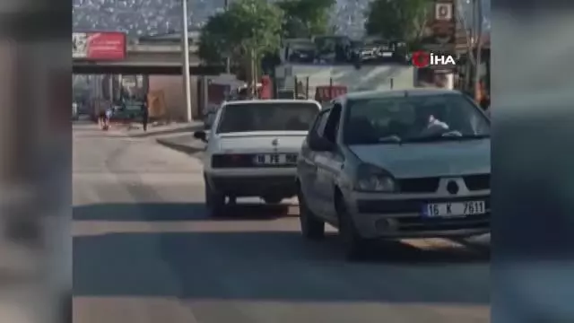 Bursa'da şaşkına çeviren görüntü...Arızalı otomobili kara yolunda ters çekti Bursa'da şaşkına çeviren görüntü...Arızalı otomobili kara yolunda ters çekti