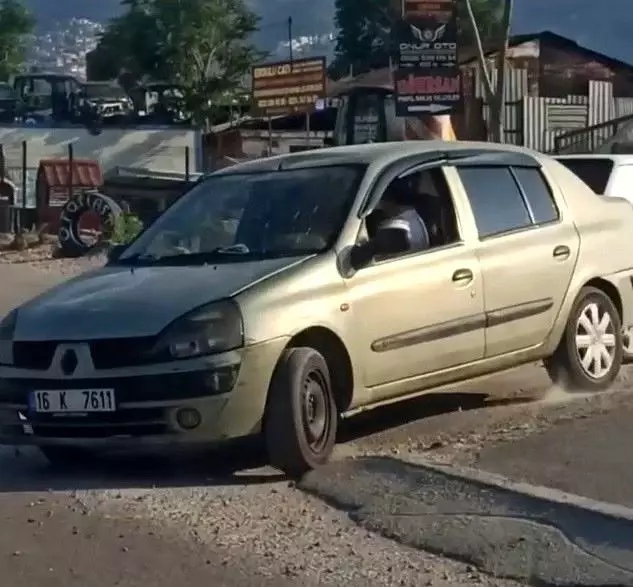 Bursa'da şaşkına çeviren görüntü...Arızalı otomobili kara yolunda ters çekti