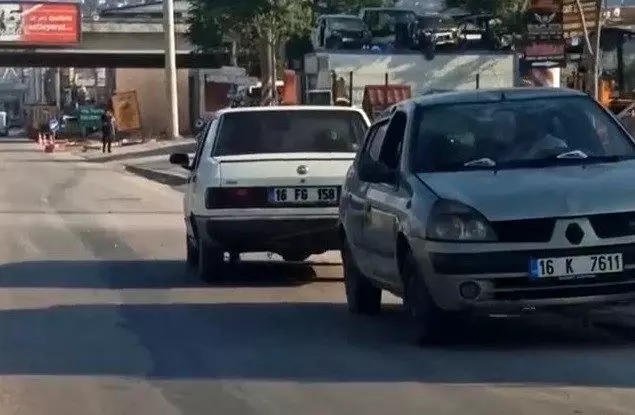 Bursa'da şaşkına çeviren görüntü...Arızalı otomobili kara yolunda ters çekti