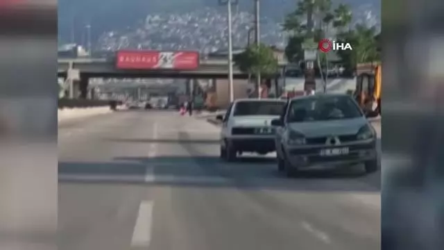 Bursa'da şaşkına çeviren görüntü...Arızalı otomobili kara yolunda ters çekti
