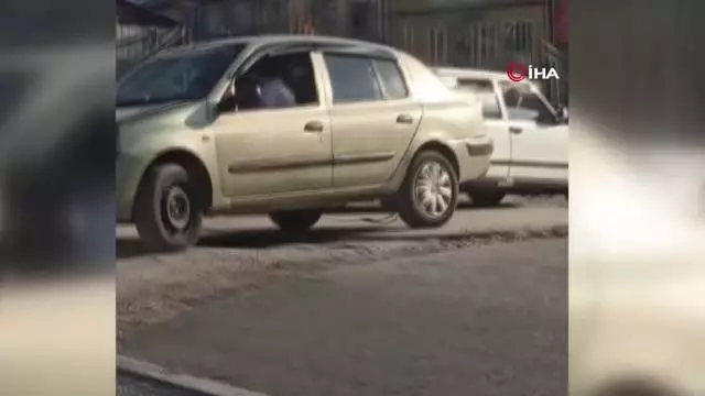 Bursa'da şaşkına çeviren görüntü...Arızalı otomobili kara yolunda ters çekti