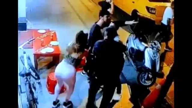 Genç kızın çabaları kavgayı ayırmaya yetmedi! 'Yan bakma' kavgasında kan aktı Genç kızın çabaları kavgayı ayırmaya yetmedi! 'Yan bakma' kavgasında kan aktı