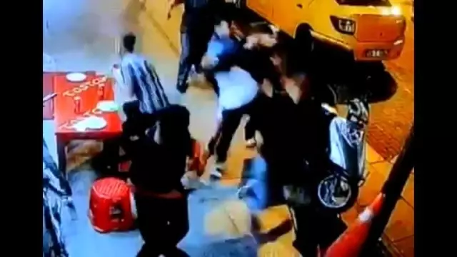 Genç kızın çabaları kavgayı ayırmaya yetmedi! 'Yan bakma' kavgasında kan aktı Genç kızın çabaları kavgayı ayırmaya yetmedi! 'Yan bakma' kavgasında kan aktı