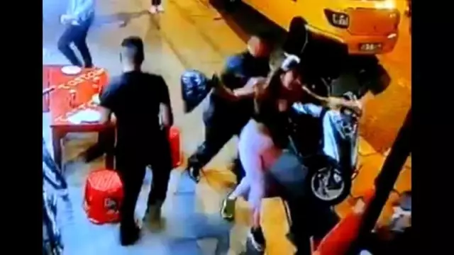 Genç kızın çabaları kavgayı ayırmaya yetmedi! 'Yan bakma' kavgasında kan aktı Genç kızın çabaları kavgayı ayırmaya yetmedi! 'Yan bakma' kavgasında kan aktı