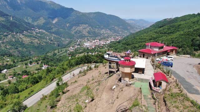 Dağın yamacındaki tekne turistlerin ilgi odağı oldu Dağın yamacındaki tekne turistlerin ilgi odağı oldu