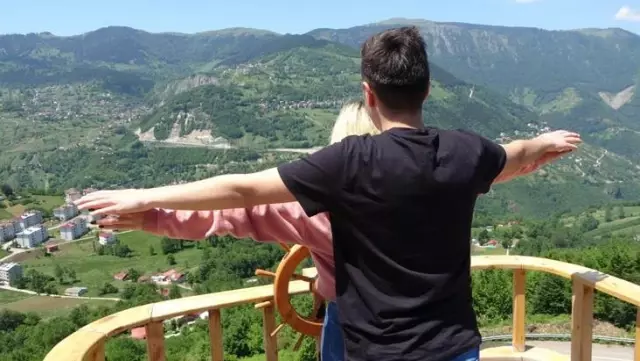 Dağın yamacındaki tekne turistlerin ilgi odağı oldu Dağın yamacındaki tekne turistlerin ilgi odağı oldu