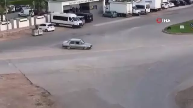 Drift yaparken köpeği görüp kontrolden çıktı, duvara çarparak durabildi Drift yaparken köpeği görüp kontrolden çıktı, duvara çarparak durabildi