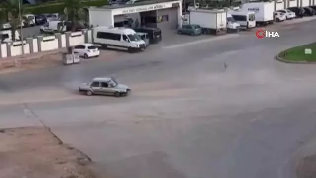 Drift yaparken köpeği görüp kontrolden çıktı, duvara çarparak durabildi Drift yaparken köpeği görüp kontrolden çıktı, duvara çarparak durabildi