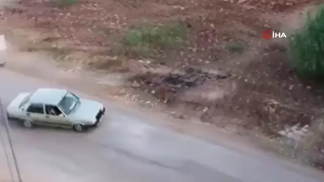 Drift yaparken köpeği görüp kontrolden çıktı, duvara çarparak durabildi Drift yaparken köpeği görüp kontrolden çıktı, duvara çarparak durabildi