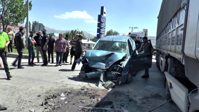 Son dakika haberleri! Erzurum'da feci kaza... Işık ihlali yapan otomobil tırın altına girdi