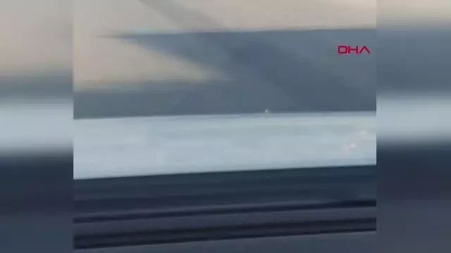 Arızalanan otomobili halatla ters çekti