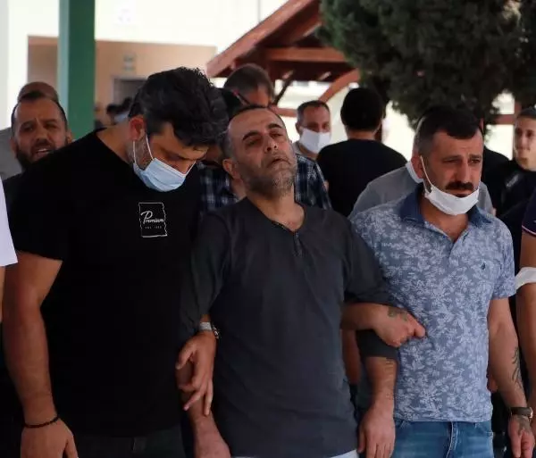 Havuzda boğulan 10 yaşındaki Deniz, gözyaşlarıyla toprağa verildi Havuzda boğulan 10 yaşındaki Deniz, gözyaşlarıyla toprağa verildi
