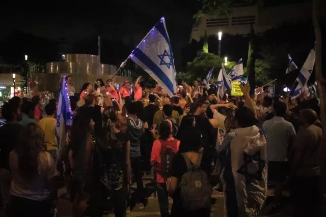 İsrailliler Tel Aviv'de Netanyahu'nun gidişini kutladı