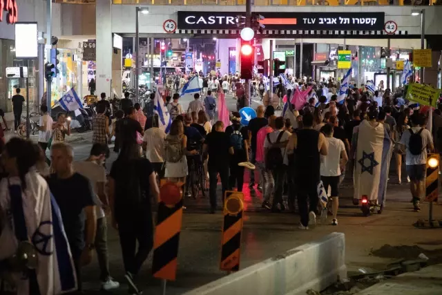 İsrailliler Tel Aviv'de Netanyahu'nun gidişini kutladı