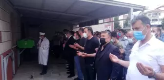 Eflani: Son dakika haber... Kazada hayatını kaybeden minik Esma son yolculuğuna uğurlandı Eflani: Son dakika haber... Kazada hayatını kaybeden minik Esma son yolculuğuna uğurlandı