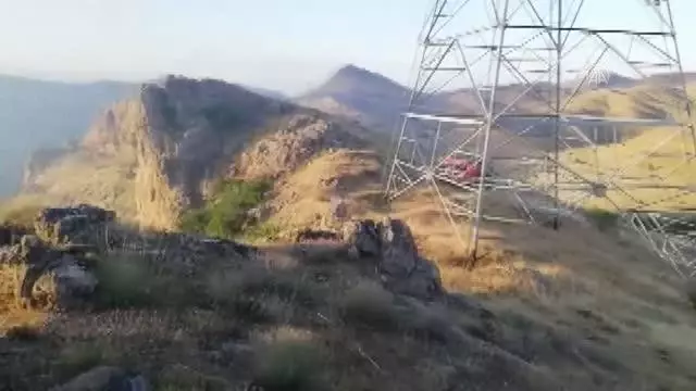 Keban'da 30 dönümlük alanda etkili olan örtü yangınına müdahale ediliyor Keban'da 30 dönümlük alanda etkili olan örtü yangınına müdahale ediliyor