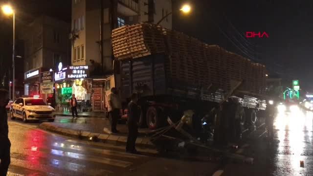 kocaeli tir in carptigi sinyalizasyon diregi 4 14200674 o
