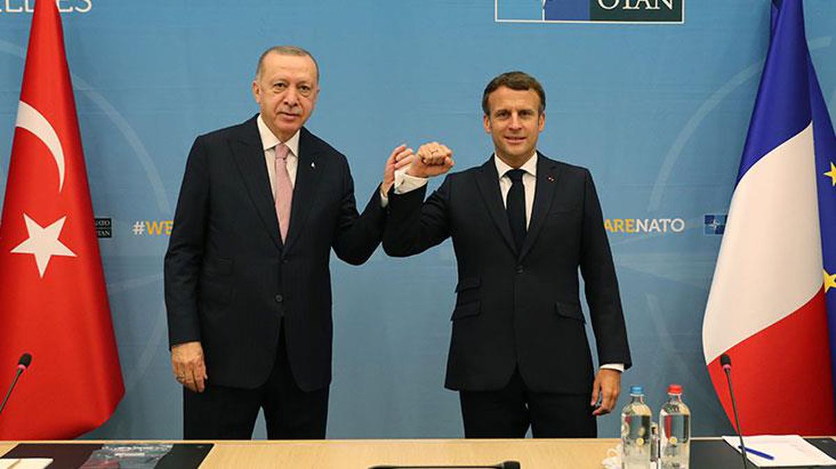 Macron, Cumhurbaşkanı Erdoğan'la samimi pozlarını paylaşıp, üzerine not düştü