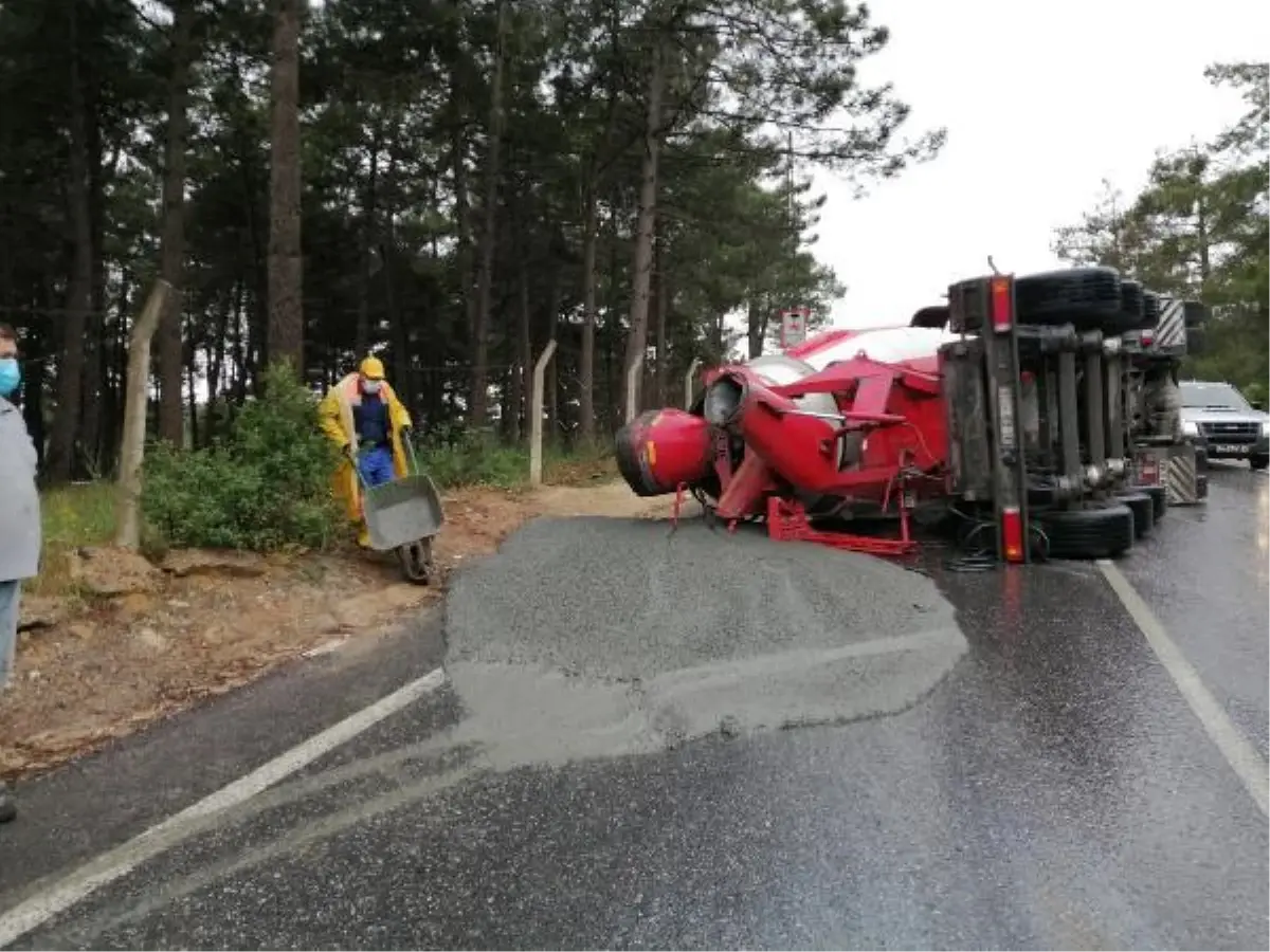 MALTEPE'DE BETON MİKSERİ DEVRİLDİ, MİNİBÜS BARİYERE GİRDİ
