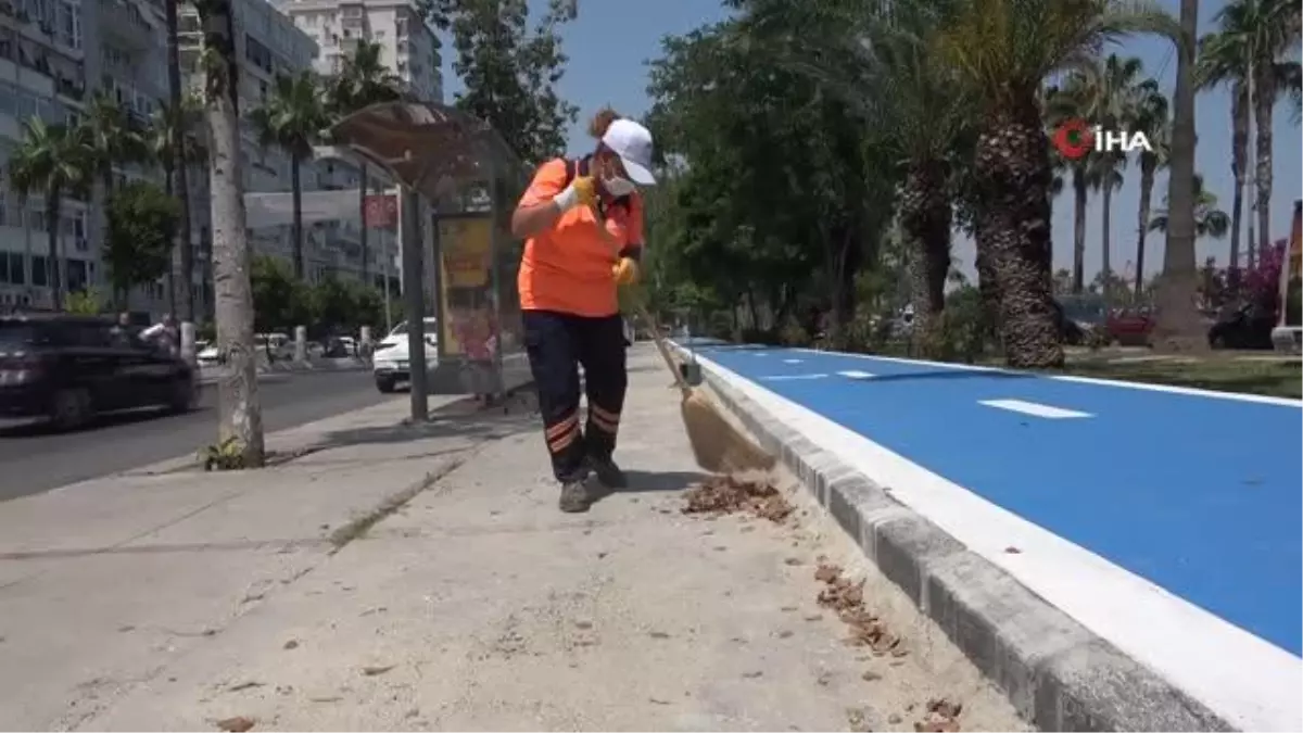 (MERSİN-Özel) Yok böyle işçi: Bulduğu tüm atıkları sanata dönüştürüyor