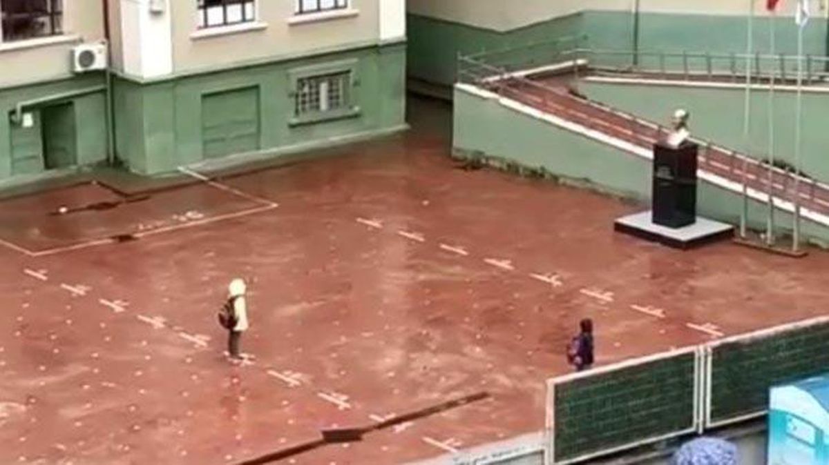 Minik yürekler sağanak yağmura rağmen saygı duruşuna geçerek İstiklal Marşı okudu