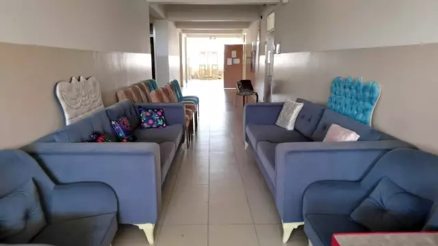 Mobilyada kadın eli
