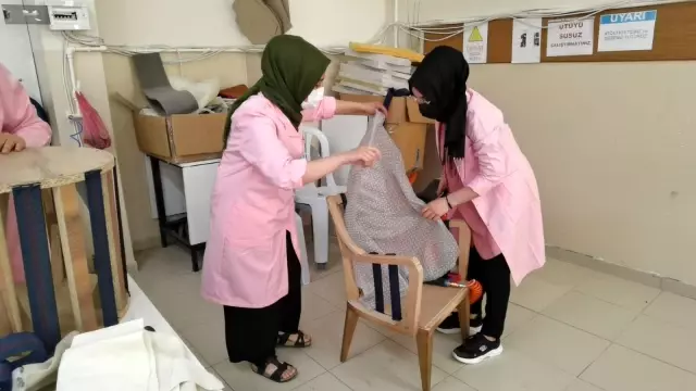 Mobilyada kadın eli Mobilyada kadın eli