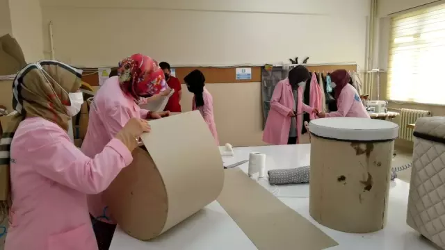 Mobilyada kadın eli