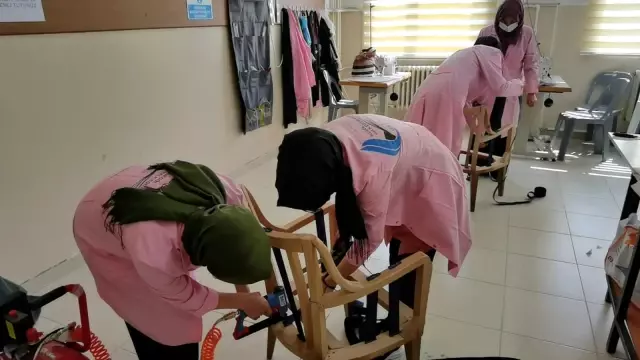 Mobilyada kadın eli