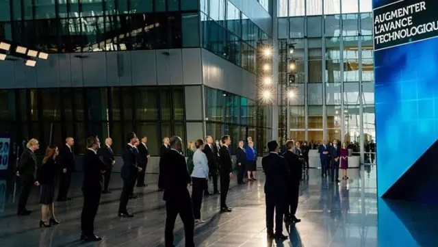 NATO aile fotoğrafına damga vuran olay! Liderlere NATO'nun önemini anlatan video izletildi NATO aile fotoğrafına damga vuran olay! Liderlere NATO'nun önemini anlatan video izletildi