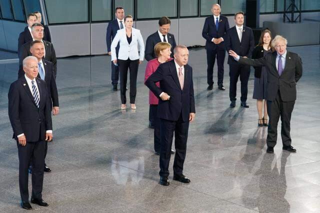 NATO Zirvesi, 30 liderin aile fotoğrafı çekilmesi ile başladı NATO Zirvesi, 30 liderin aile fotoğrafı çekilmesi ile başladı