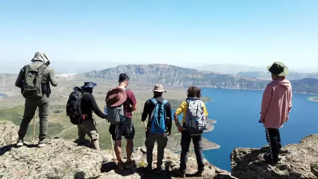 Son dakika haberi! Nemrut Krater Gölü'nde çevre temizliğine dikkat çekmek için doğa yürüyüşü