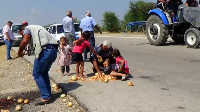 'Para etmiyor' diye Akşener'in önüne döktüğü soğanları gidince geri topladı 'Para etmiyor' diye Akşener'in önüne döktüğü soğanları gidince geri topladı