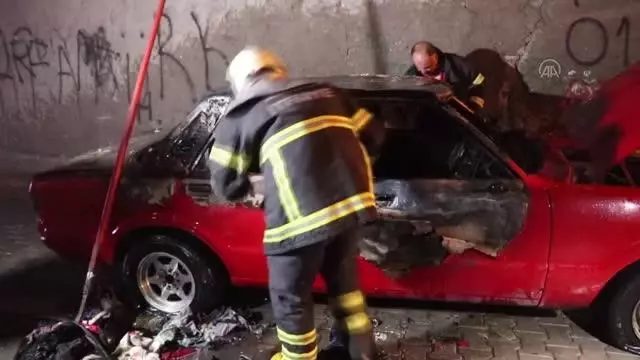 Park halindeki araçta çıkan yangın söndürüldü Park halindeki araçta çıkan yangın söndürüldü