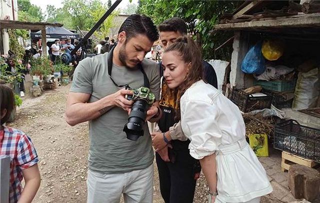 partnerinin fotograflarini cekti 3 14200169 o
