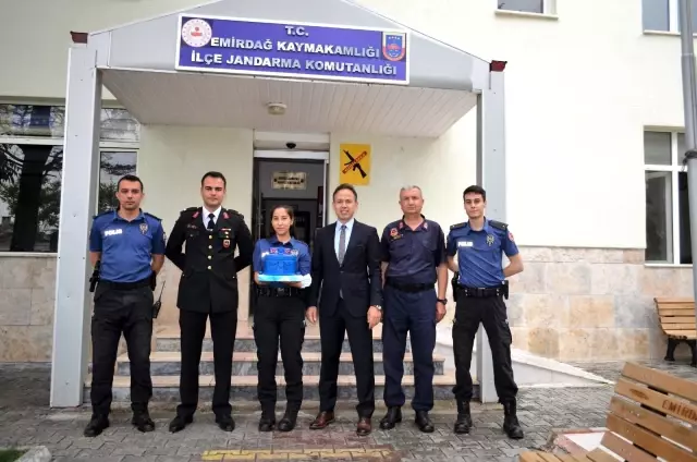 Polislerden jandarmaya kuruluş yıl dönümü sürprizi Polislerden jandarmaya kuruluş yıl dönümü sürprizi