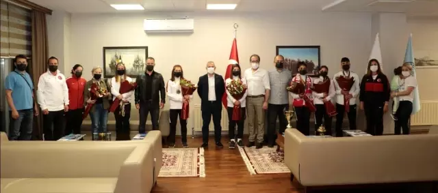 Samsun'un dünya şampiyonları çiçekle karşılandı