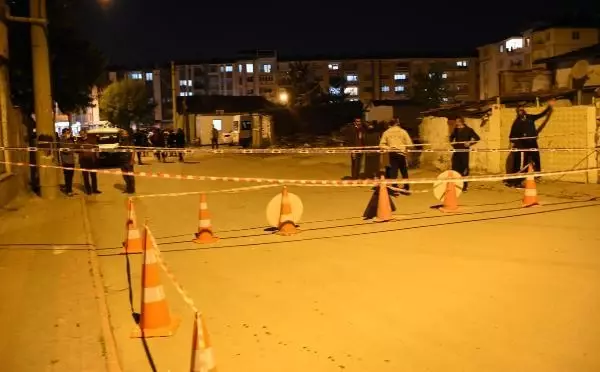 SİVAS'TA ÇÖKEN YOLDA 22 METRELİK ÇUKUR OLUŞTU