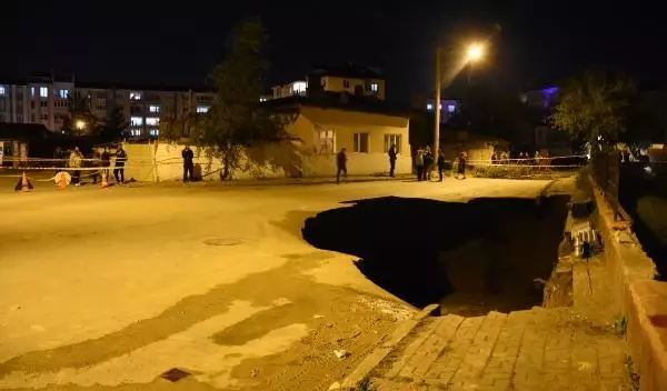 SİVAS'TA ÇÖKEN YOLDA 22 METRELİK ÇUKUR OLUŞTU