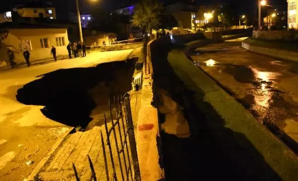 SİVAS'TA ÇÖKEN YOLDA 22 METRELİK ÇUKUR OLUŞTU