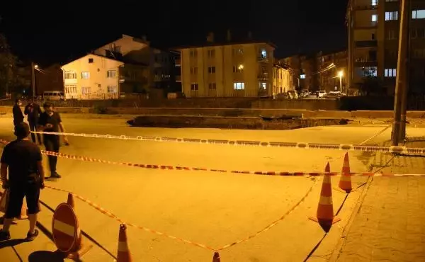 SİVAS'TA ÇÖKEN YOLDA 22 METRELİK ÇUKUR OLUŞTU