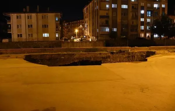 SİVAS'TA ÇÖKEN YOLDA 22 METRELİK ÇUKUR OLUŞTU