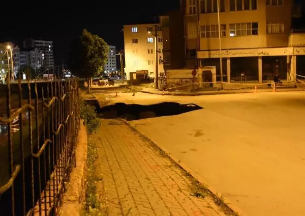 SİVAS'TA ÇÖKEN YOLDA 22 METRELİK ÇUKUR OLUŞTU