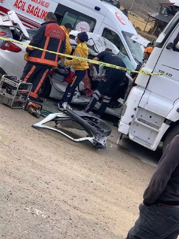 Feci kaza bir aileyi dağıttı! Anne ile oğlu öldü, baba ve kız yaralandı Feci kaza bir aileyi dağıttı! Anne ile oğlu öldü, baba ve kız yaralandı