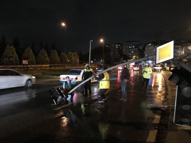 tir in carptigi sinyalizasyon diregi yola dev 3 14200674 o