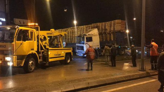 tir in carptigi sinyalizasyon diregi yola dev 5 14200674 o