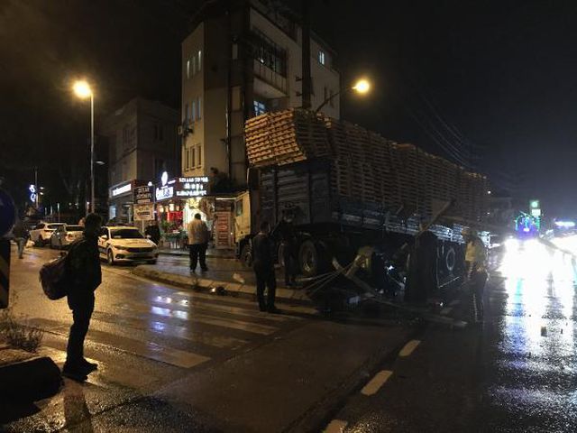 tir in carptigi sinyalizasyon diregi yola dev 7 14200674 o