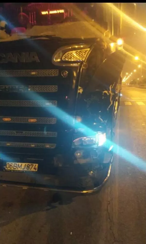 Son dakika: TIR ve kamyonetin çarptığı 4 çocuk babası öldü Son dakika: TIR ve kamyonetin çarptığı 4 çocuk babası öldü